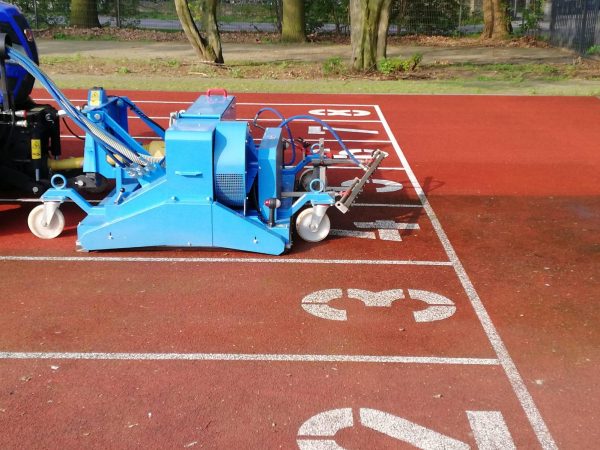 Tartanbahn Reinigungsmaschine reinigt eine Tartanbahn